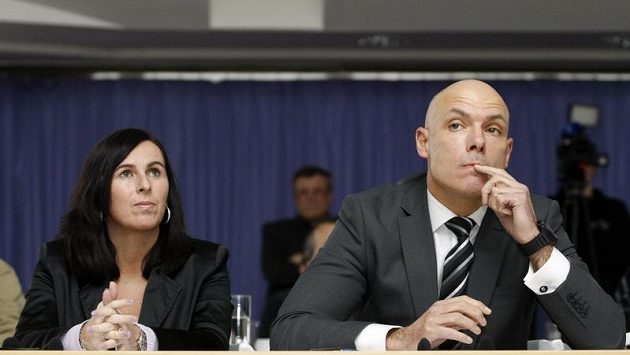 Předsedkyně komise rozhodčích Dagmar Damková (vlevo) a anglický fotbalový rozhodčí Howard Webb. Předsedkyně komise rozhodčích Dagmar Damková (vlevo) a anglický fotbalový rozhodčí Howard Webb.