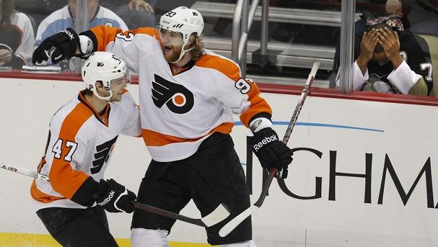 Jakub Vořáček (vpravo) z Philadephie rozesmutnil fandy Pittsburghu, k jedné z branek mu gratuluje Eric Wellwood (47). Jakub Vořáček (vpravo) z Philadephie rozesmutnil fandy Pittsburghu, k jedné z branek mu gratuluje Eric Wellwood (47).