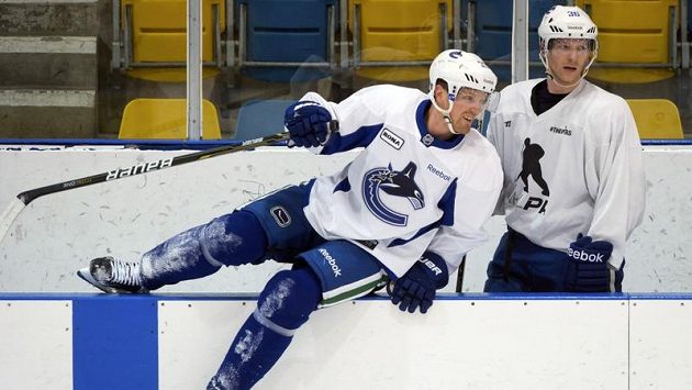 Hokejisté Henrik Sedin (vlevo) a Jannik Hansen se chystají na začátek NHL. Hokejisté Henrik Sedin (vlevo) a Jannik Hansen se chystají na začátek NHL.