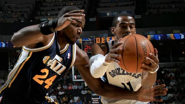 Ke klíčové výhře dovedl Utah Paul Millsap (vlevo) s 26 body a 15 doskoky. Ke klíčové výhře dovedl Utah Paul Millsap (vlevo) s 26 body a 15 doskoky.