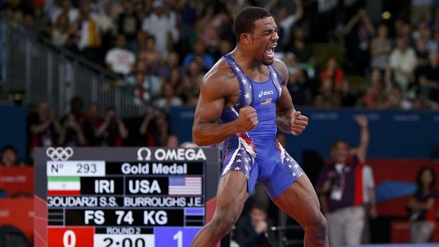 Americký zápasník Jordan Ernest Burroughs se raduje ze zlaté olympijské medaile. Americký zápasník Jordan Ernest Burroughs se raduje ze zlaté olympijské medaile.