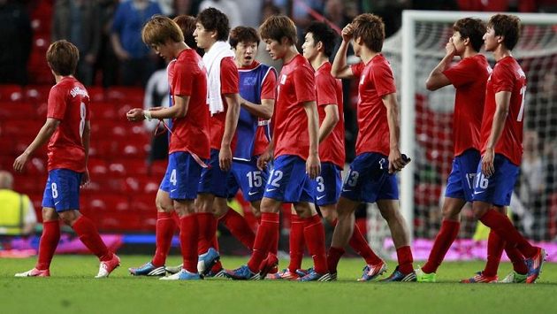 Zklamaní Korejští fotbalisté po semifinálové porážce od Brazílie. Zklamaní Korejští fotbalisté po semifinálové porážce od Brazílie.