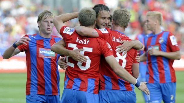 Plzeňsští fotbalisté se radují z gólu proti Hradci Králové. Plzeňsští fotbalisté se radují z gólu proti Hradci Králové.