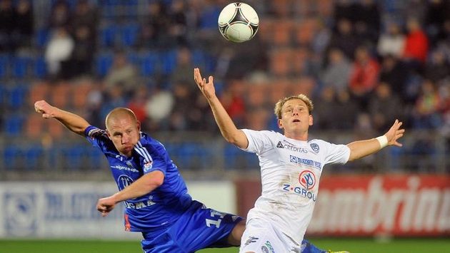 Urputný souboj olomouckého Jana Schulmeistera (vlevo) a záložníka Slovácka Jiřího Valenty. Urputný souboj olomouckého Jana Schulmeistera (vlevo) a záložníka Slovácka Jiřího Valenty.