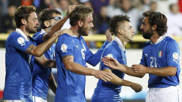 Italští fotbalisté se radují z branky do sítě Arménie. Italští fotbalisté se radují z branky do sítě Arménie.