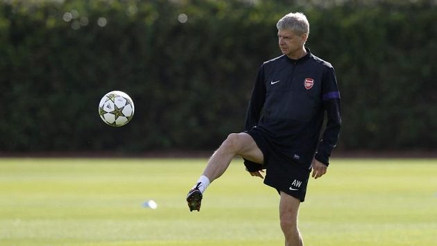 Trenér Arsenalu Arséne Wenger vidí budoucnost fotbalu v hráčích nižšího vzrůstu. Trenér Arsenalu Arséne Wenger vidí budoucnost fotbalu v hráčích nižšího vzrůstu.