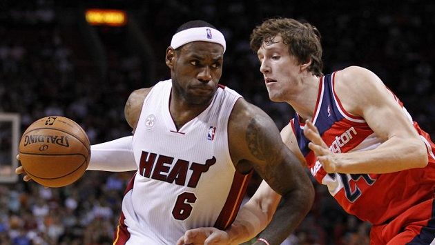 Jan Veselý z Washingtonu (vpravo) brání hvězdu Miami LeBrona Jamese. Jan Veselý z Washingtonu (vpravo) brání hvězdu Miami LeBrona Jamese.