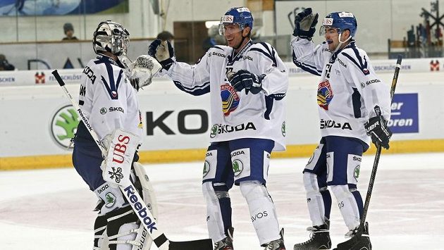 Takhle se radovali hokejisté Vítkovice Filip Šindelář (vlevo) Peter Húževka, a Roman Szturc z postupu do semifinále Spengler Cupu. Takhle se radovali hokejisté Vítkovice Filip Šindelář (vlevo) Peter Húževka, a Roman Szturc z postupu do semifinále Spengler Cupu.
