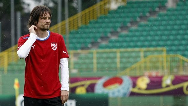 Tomáš Rosický při dopoledním rozcvičení zjistil, že ho ho bolavá achilovka na hřiště proti Portugalcům nepustí. Tomáš Rosický při dopoledním rozcvičení zjistil, že ho ho bolavá achilovka na hřiště proti Portugalcům nepustí.