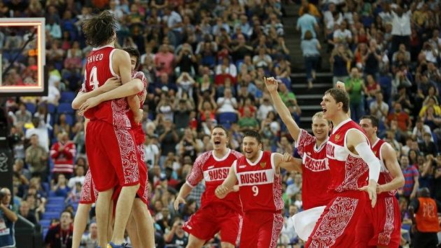 Ruští basketbalisté se radují ze zisku bronzových olympijských medailí. Ruští basketbalisté se radují ze zisku bronzových olympijských medailí.