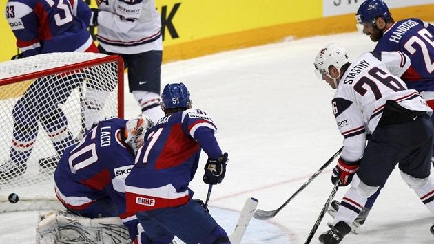 Paul Stastny z USA skóruje proti Slovákům. Marně ho bránil Michal Handzuš. Paul Stastny z USA skóruje proti Slovákům. Marně ho bránil Michal Handzuš.