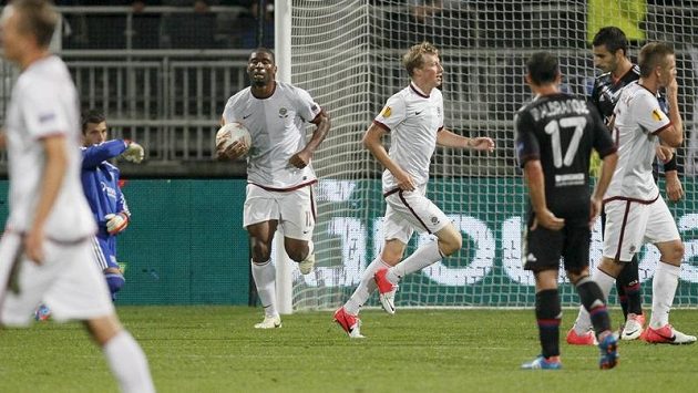 Sparťan Ladislav krejčí (uprostřed) se raduje z gólu proti Lyonu. Sparťan Ladislav krejčí (uprostřed) se raduje z gólu proti Lyonu.