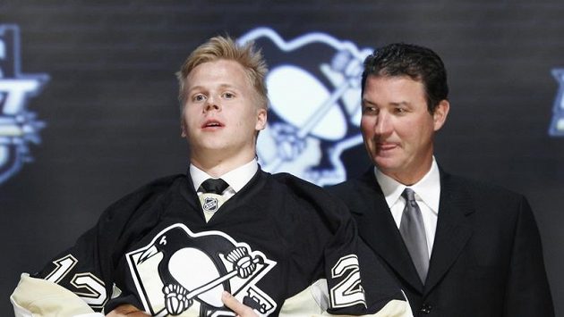 Olli Maata je novou posilou Pittsburghu. Mario Lemieux (vpravo) však nezapomíná ani na svou největší hvězdu Sidney Crosbyho. Olli Maata je novou posilou Pittsburghu. Mario Lemieux (vpravo) však nezapomíná ani na svou největší hvězdu Sidney Crosbyho.