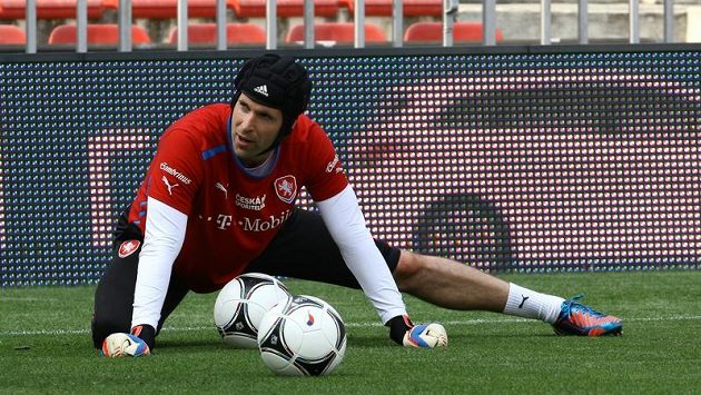 Brankáře Petra Čecha trápí už několik dnů kašel, ale chytat bude. Brankáře Petra Čecha trápí už několik dnů kašel, ale chytat bude.