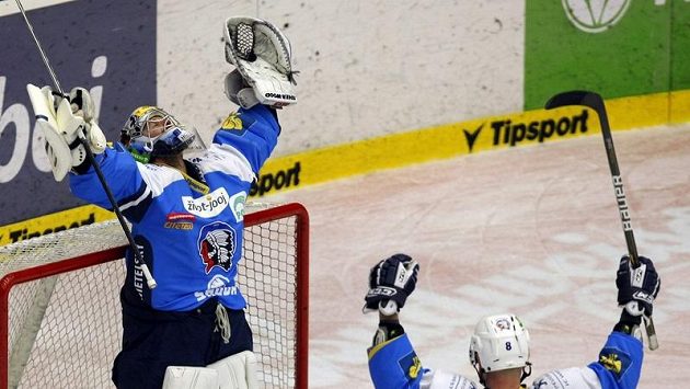 Plzeňský brankář Adam Svoboda jásá nad postupem do semifinále. Plzeňský brankář Adam Svoboda jásá nad postupem do semifinále.