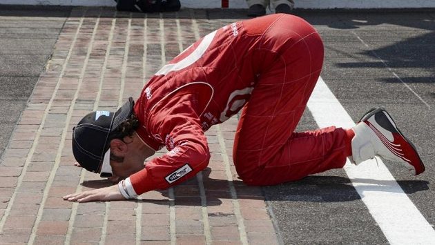 Skotský pilot Dario Franchitti líbá z vděčnosti cíl v Indy. Skotský pilot Dario Franchitti líbá z vděčnosti cíl v Indy.