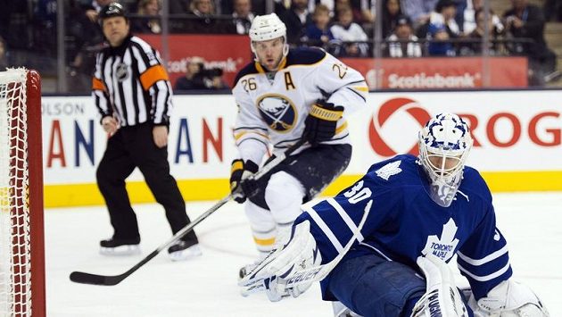 Útočník Thomas Vanek v utkání s Torontem. Útočník Thomas Vanek v utkání s Torontem.