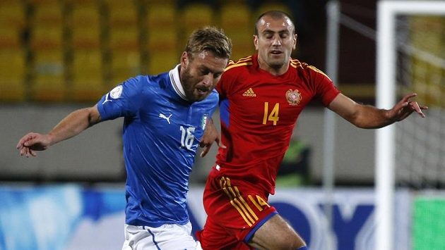 Daniele De Rossi (vlevo) stíhaný Jurou Movsisjanem v kvalifikačnímn zápasu Arménie - Itálie Daniele De Rossi (vlevo) stíhaný Jurou Movsisjanem v kvalifikačnímn zápasu Arménie - Itálie