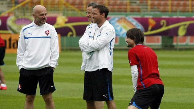 Michal Bílek, František Komňacký, Vladimír Šmicer a Tomáš Rosický na tréninku fotbalové reprezentace v polské Vratislavi Michal Bílek, František Komňacký, Vladimír Šmicer a Tomáš Rosický na tréninku fotbalové reprezentace v polské Vratislavi
