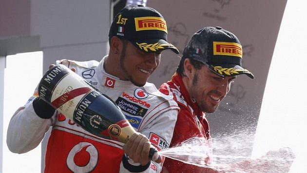 Brit Lewis Hamilton (vlevo) oslavuje na pódiu spolu s Fernandem Alonsem triumf na Velké ceně Itálie. Brit Lewis Hamilton (vlevo) oslavuje na pódiu spolu s Fernandem Alonsem triumf na Velké ceně Itálie.