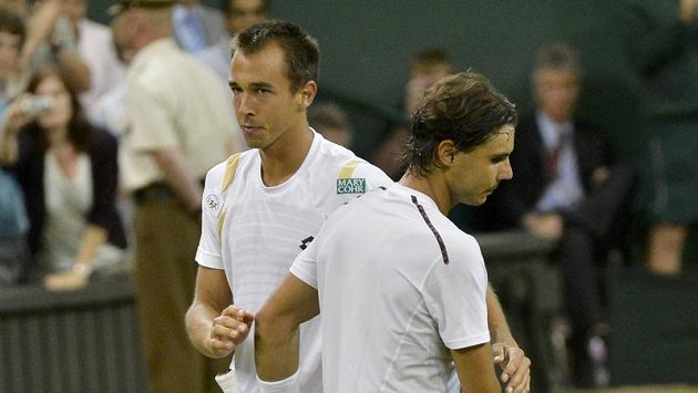 Lukáš Rosol (vlevo) si podává ruku nad sítí se Španělem Rafaelem Nadalem. Lukáš Rosol (vlevo) si podává ruku nad sítí se Španělem Rafaelem Nadalem.