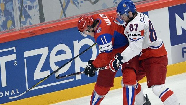 Jakub Nakládal brání ruskou hvězdu Jevgenije Malkina. Jakub Nakládal brání ruskou hvězdu Jevgenije Malkina.