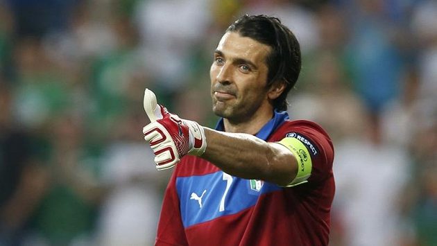 "Španělé, díky," jako kdyby říkal italský brankář Gianluigi Buffon. "Španělé, díky," jako kdyby říkal italský brankář Gianluigi Buffon.