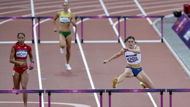 Zuzana Hejnová (vpravo) letí na prvním místě do cíle rozběhu závodu na 400 metrů překážek. Zuzana Hejnová (vpravo) letí na prvním místě do cíle rozběhu závodu na 400 metrů překážek.