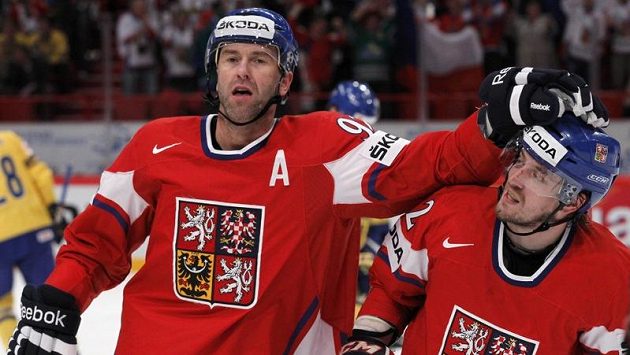 Petr Nedvěd (vlevo) oslavuje s Petrem Koukalem svůj gól proti Švédsku. Petr Nedvěd (vlevo) oslavuje s Petrem Koukalem svůj gól proti Švédsku.