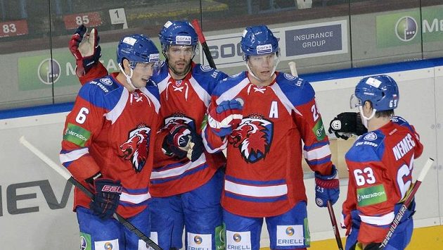 Hokejisté Lva Praha Tomáš Mojžíš, střelec Jakub Klepiš, Luboš Bartečko a Ondřej Němec se radují z gólu proti Spartaku Moskva. Hokejisté Lva Praha Tomáš Mojžíš, střelec Jakub Klepiš, Luboš Bartečko a Ondřej Němec se radují z gólu proti Spartaku Moskva.