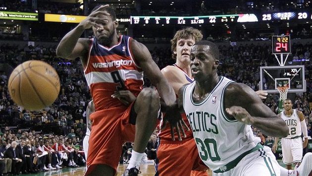 Jan Veselý brání pronikajícího Brandona Basse z Bostonu. Jan Veselý brání pronikajícího Brandona Basse z Bostonu.