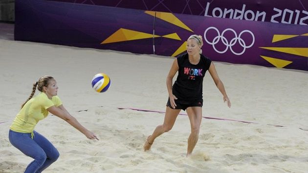 České plážové volejbalistky Markéta Sluková (vpravo) s Kristýnou Kolocovou při tréninku v dějišti olympijských her. České plážové volejbalistky Markéta Sluková (vpravo) s Kristýnou Kolocovou při tréninku v dějišti olympijských her.