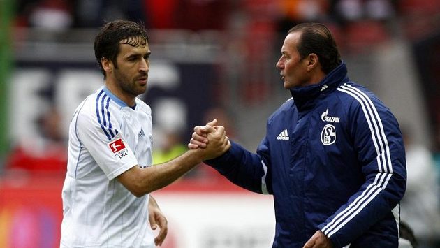 Útočník Schalke Raúl (vlevo) si plácá s koučem Hubem Stevensem. Útočník Schalke Raúl (vlevo) si plácá s koučem Hubem Stevensem.