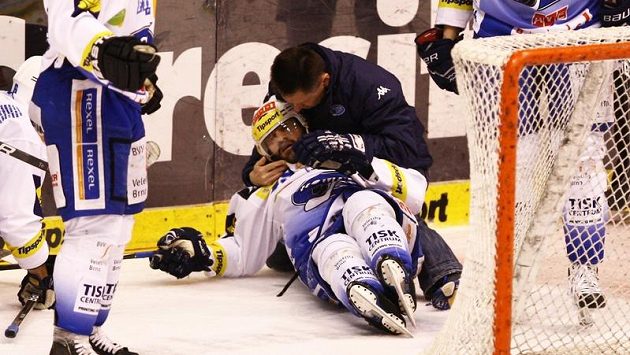 Zraněný útočník Brna Róbert Petrovický do finálové série zřejmě nezasáhne. Zraněný útočník Brna Róbert Petrovický do finálové série zřejmě nezasáhne.