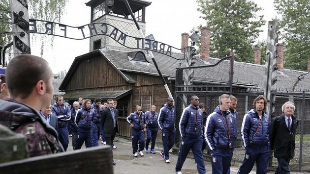 Italská fotbalová reprezentace na návštěvě Osvětimi. Italská fotbalová reprezentace na návštěvě Osvětimi.