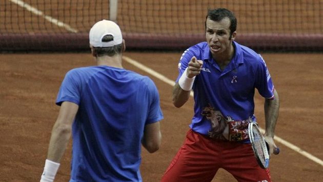 Český deblový pár Radek Štěpánek (vpravo) a Tomáš Berdych během čtvrtfinále Davis Cupu proti Srbsku Český deblový pár Radek Štěpánek (vpravo) a Tomáš Berdych během čtvrtfinále Davis Cupu proti Srbsku