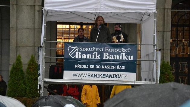 Za sdružení fanoušků Baník Baníku promluvil k demonstrantům v úterý odpoledne před Novou radnicí i písničkář Jarek Nohavica. Za sdružení fanoušků Baník Baníku promluvil k demonstrantům v úterý odpoledne před Novou radnicí i písničkář Jarek Nohavica.