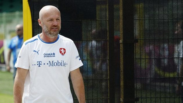 Michal Bílek odchází z tréninku týmu v polské Vratislavi Michal Bílek odchází z tréninku týmu v polské Vratislavi