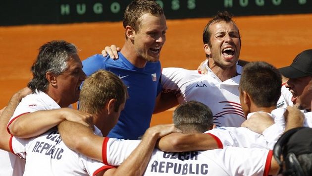 Oslava. Český daviscupový tým postoupil do finále Davis Cupu. Oslava. Český daviscupový tým postoupil do finále Davis Cupu.