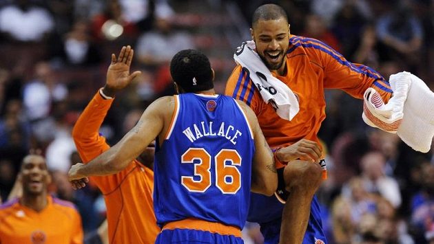 Basketbalisté New Yorku Knicks se radují ze třetího vítězství v řadě. Basketbalisté New Yorku Knicks se radují ze třetího vítězství v řadě.