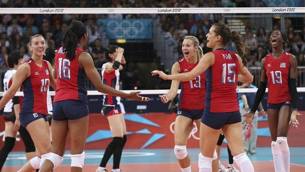 Volejbalistky USA oslavují získaný bod v duelu s Korejskou republikou Volejbalistky USA oslavují získaný bod v duelu s Korejskou republikou