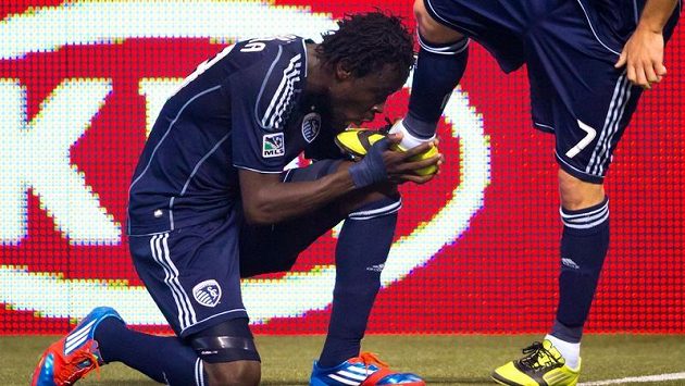 Fotbalista Kansasu Kei Kamaro líbá kopačku spoluhráči Chanci Myersovi, který mu nahrál na gól do sítě Vancouveru. Fotbalista Kansasu Kei Kamaro líbá kopačku spoluhráči Chanci Myersovi, který mu nahrál na gól do sítě Vancouveru.