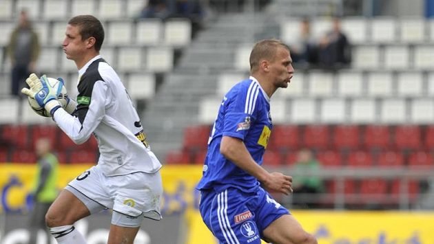 Teplický brankář Tomáš Grigar (vlevo) a olomoucký Adam Varadi Teplický brankář Tomáš Grigar (vlevo) a olomoucký Adam Varadi