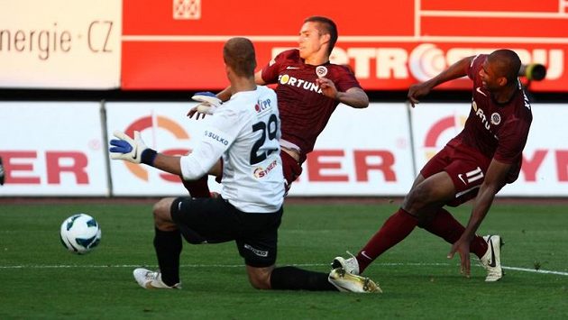 Sparťané Léonard Kweuke s Pavlem Kadeřábkem zkoušejí vyzrát na jabloneckého gólmana Romana Valeše Sparťané Léonard Kweuke s Pavlem Kadeřábkem zkoušejí vyzrát na jabloneckého gólmana Romana Valeše