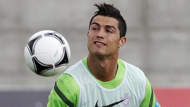Cristiano Ronaldo během přípravy Portugalska v městečku Obidos. Cristiano Ronaldo během přípravy Portugalska v městečku Obidos.