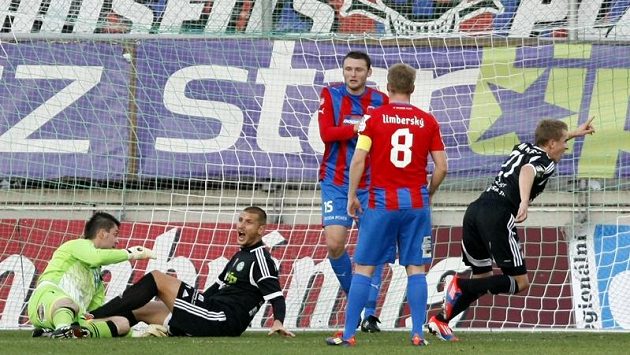Příbramský Jiří Mareš se raduje z vítězného gólu proti Plzni. Příbramský Jiří Mareš se raduje z vítězného gólu proti Plzni.