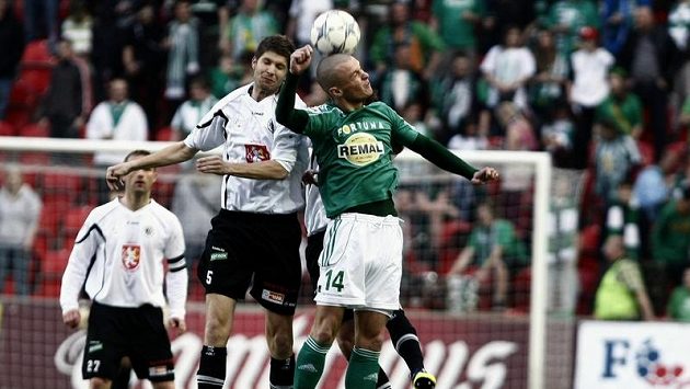Martin Nešpor z Bohemians v souboji s Radkem Hochmeisterem z Hradce Králové. Martin Nešpor z Bohemians v souboji s Radkem Hochmeisterem z Hradce Králové.