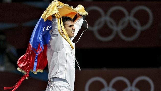 Venezuelan Ruben Limardo Gascon se raduje ze zlaté medaile. Venezuelan Ruben Limardo Gascon se raduje ze zlaté medaile.