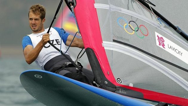 Karel Lavický se svým windsurfařským prknem během jedné z rozjížděk třídy RS-X na olympijksých hrách v Londýně. Karel Lavický se svým windsurfařským prknem během jedné z rozjížděk třídy RS-X na olympijksých hrách v Londýně.