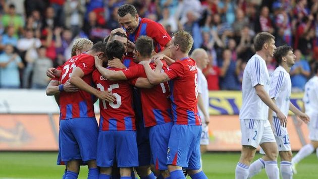 Fotbalisté Plzně se radují z branky do sítě Chorzówa. Fotbalisté Plzně se radují z branky do sítě Chorzówa.